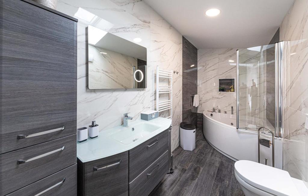 Premium Apartment With Jacuzzi Трогир Экстерьер фото