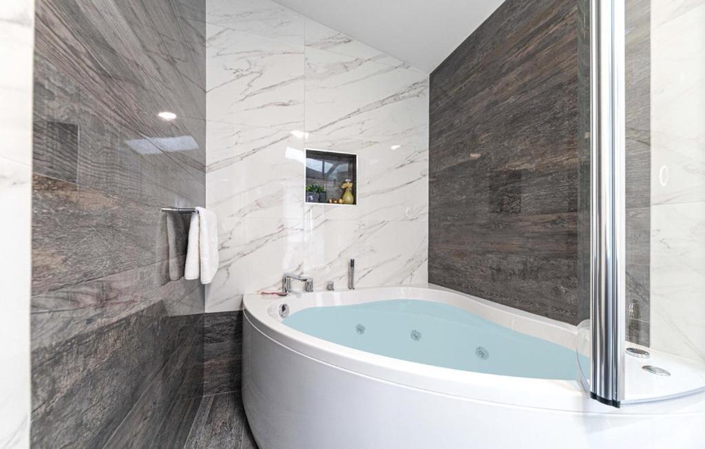Premium Apartment With Jacuzzi Трогир Экстерьер фото