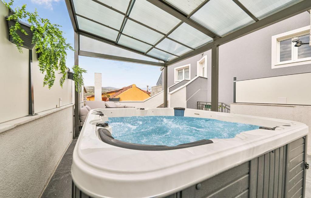 Premium Apartment With Jacuzzi Трогир Экстерьер фото